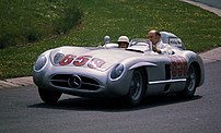 Stirling Moss mit Fahrgast im Mercedes SLR 197...