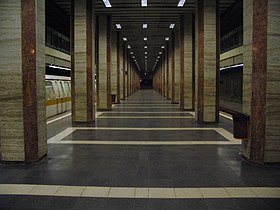 Le quai central et les colonnes de soutien