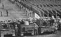 1952年10月15日に行われた保安隊創設記念式典に参加したM16（前列中央、左右の車両はM15対空自走砲） （国際文化情報社「画報現代史 第13集」（1955年刊）より）