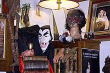 Ensemble d'objets, d'ouvrages anciens et d'accessoires de films consacrés aux vampires et présentés au Musée des vampires, à Paris