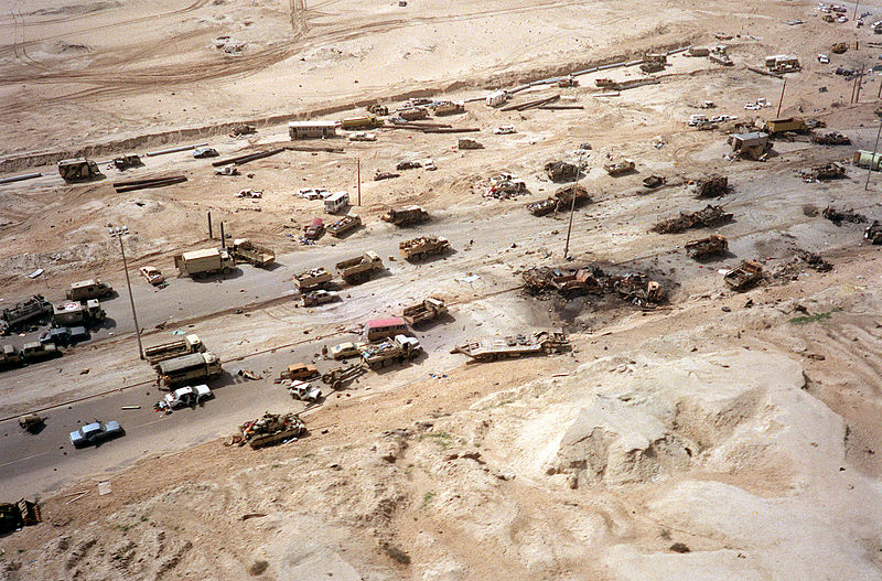 Fichier:Operation Desert Storm - Abandoned Vehicles 1991.jpg