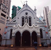 Tampak depan katedral kebangkitan gothik dengan penopang terbang mengapit di kedua sisinya