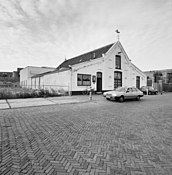 Rederspakhuis, Prins Hendrikkade 3. Het huisje kon op het nippertje behouden worden bij een grote brand bij rederij Parlevliet en Van der Plas op 21 mei 1971. Begin 21e eeuw gesloopt voor nieuwbouw.[22]
