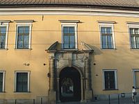 Ulica Franciszkańska 3. "Okno papieskie" nad bramą wjazdową do pałacu biskupiego w Krakowie.
