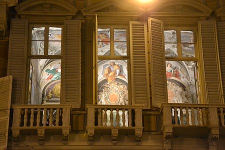 Fenêtres à l'étage noble avec aperçus de la galerie.