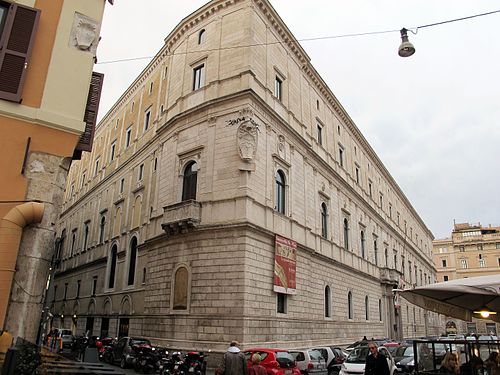 Kardinal Raffaele Riario lät uppföra Palazzo della Cancelleria i närheten av Campo de' Fiori.