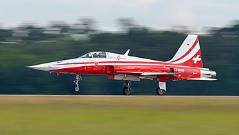 Un avion Northrop F-5E Tiger II de la Patrouille suisse au salon aéronautique international de Berlin 2016. (définition réelle 4 096 × 2 304)