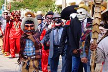 Personas con trajes tradicionales y máscaras de madera en el Festival "Xantolo" 2013.JPG