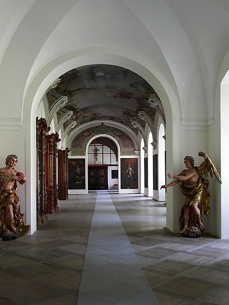 File:Plasy, Czech town - monastery, large hall.jpg