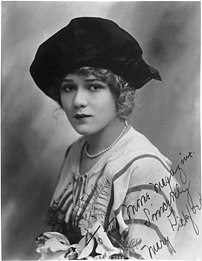 Portrait dédicacé de Mary Pickford dans les années 1910. (définition réelle 4 085 × 5 280)