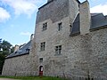 Façade arrière du château et sa grosse tour carrée.