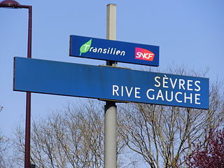 Panneau indiquant le nom de la gare.