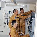 Joseph Kerwin (sediaci), Pete Conrad (vľavo) a Paul Weitz (vpravo) počas príprav na misiu Skylab 2