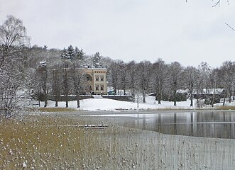 Vinterbild av Slottsviken med Rådasjön i förgrunden