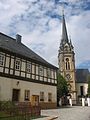 Kirche (mit Ausstattung), Kirchhof mit Einfriedungsmauer und zwei Kirchhofstoren sowie Parentationshalle auf der Friedhofserweiterung an der Geyerschen Straße