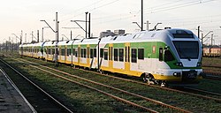 Nowoczesny pociąg Kolei Mazowieckiech przeznaczony do obsługi połączeń Warszawy z głównymi miastami aglomeracji