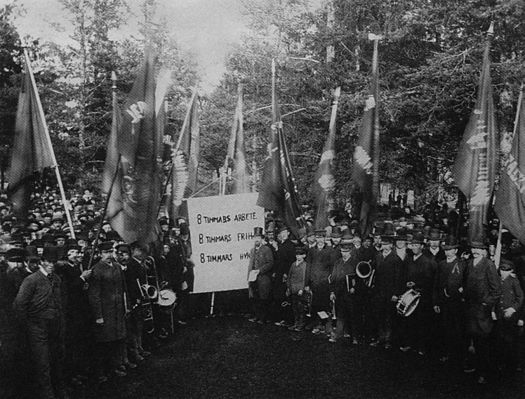 First of May 1890 in Sundsvall. The sign reads "8 hours of work, 8 hours of freedom, 8 hours of rest". Sundsvall 18900501.jpg