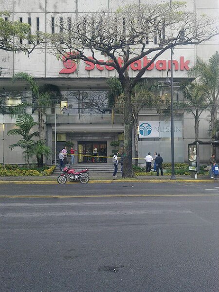 Se quebró un vidrio en el banco Scotiabank en Paseo Colón