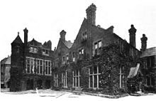 Toynbee Hall settlement house, founded 1884, pictured here in 1902 Toynbee Hall 1902.jpg