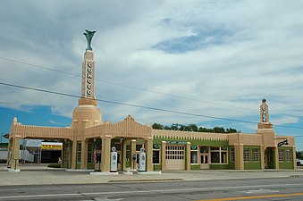 De U-Drop Inn is een tankstation, restaurant en garage in een. Het is gebouwd in art decostijl en gelegen in Shamrock (Texas).