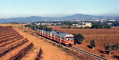 La UT diésel formada por los coches 3015-3002-3014, entre las estaciones de Masquefa y Piera, realizando el tren P404 de Igualada a Barcelona, el 6 de diciembre de 1997.