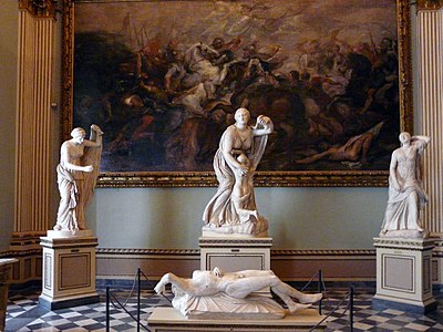 4 statues en marbre dont l'une couchée, avec un grand tableau en fond.