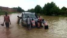 Файл: Кулон Voiture la saison de pluie au Tchad.webm