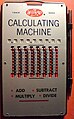 Calculating Machine de la marque Wizard : l'addition et la soustraction sont possibles en même temps, sur la même tirette, chacune possédant une crosse en haut et en bas.