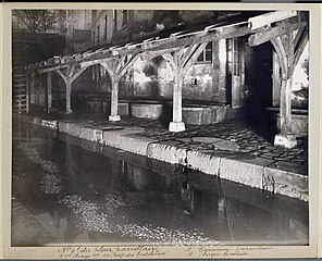 La Bièvre au niveau du Bief des Cordelières, n°19 et n°23 du boulevard, 1910. Photographie de l'Union Photographique Française conservée au musée Carnavalet