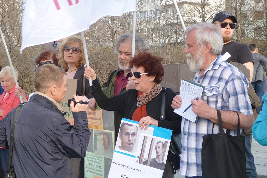 Новый представитель властей делает видеозапись с активисткой Галиной Королёвой