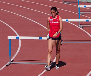 L'athlète tchèque Zuzana Hejnová se préparant avant la finale du 400 mètres haies des Championnats d'Europe d'athlétisme par équipes 2015 (Première Ligue), à Héraklion. (définition réelle 2 720 × 2 264)