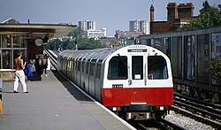 De Jubilee Line langs het perron richting Stanmore