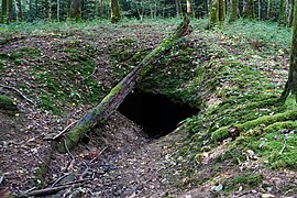 Une entrée de galerie de mine d'où sort de l'eau.