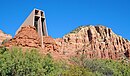 Die Chapel of the Holy Cross inmitten der roten Sandsteinfelsen bei Sedona (Arizona)