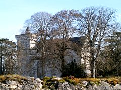 Vue générale d'un bâtiment flanqué d'une tour carrée couronnée de créneaux.