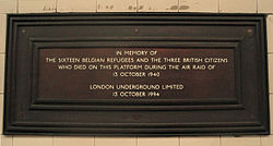 Herinneringsplaquette voor de slachtoffers van het bombardement op 13 oktober 1940.