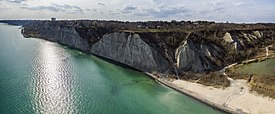 由懸崖公園（Bluffer's Park）的東南方向望懸崖邊區及士嘉堡懸崖（英语：Scarborough Bluffs）