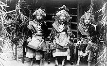 Three Komering girls in 1929 COLLECTIE TROPENMUSEUM Drie ongehuwde jonge vrouwen uit Komering TMnr 10005250.jpg