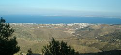 Panorama del capoluogo dell'isola con la costa Turchia