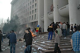 Manifestantes toman el Parlamento de Moldavia.