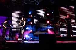 Chvrches esiintymässä Hollywoodissa Los Angelesissa lokakuussa 2016