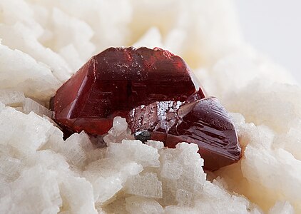 Dolomit, kendisinin de meydana geldiği kalsiyum, magnezyum, karbonat mineralleri gibi beyaz renge sahiptir (Dolomit'in üzerinde yer alan ise Çin kırmızısı renkteki civa cevheri Zincifredir.) (Üreten: Noodle snacks)