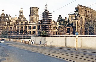 Ruine des Schlosses, rechts die einzigen stehengebliebenen Umfassungsmauern des Taschenbergpalais, 1985