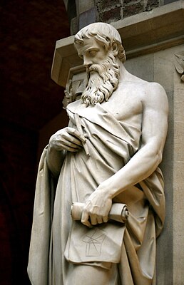 Статуя в честь Евклида в Музее естественной истории Оксфордского университета.