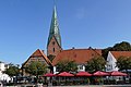 Marktplein met op de achtergrond de toren van de St. Michaëlskerk