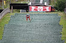 Un sauteur à ski en plein vol vu de face