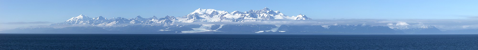 תצלום פנורמי של רכס פיירווד'ר - מבט מהאוקיינוס השקט. במרכז התמונה ההרים קריון, דאגלט ולה פרוז.