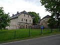 Vierseithof mit Wohnstallhaus, Scheune, zwei Seitengebäuden und Torbogen (Roscher-Hof)