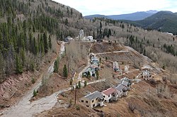 2020年のギルマンの風景。無人となった住宅と閉山した鉱山の一部が写っている。