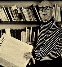 Giuseppe Prezzolini selaa vuonna 1975 vanhaa La Vocen vuosikertaa.